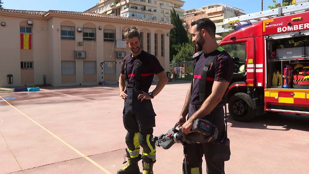 fuengirolatv's tweet photo. Los alumnos de la escuela municipal de verano del Colegio Azahar han recibido este viernes la visita de Bomberos. Allí les han dado una pequeña charla https://t.co/GuaJtfqUyq https://t.co/zZsURJEDjm