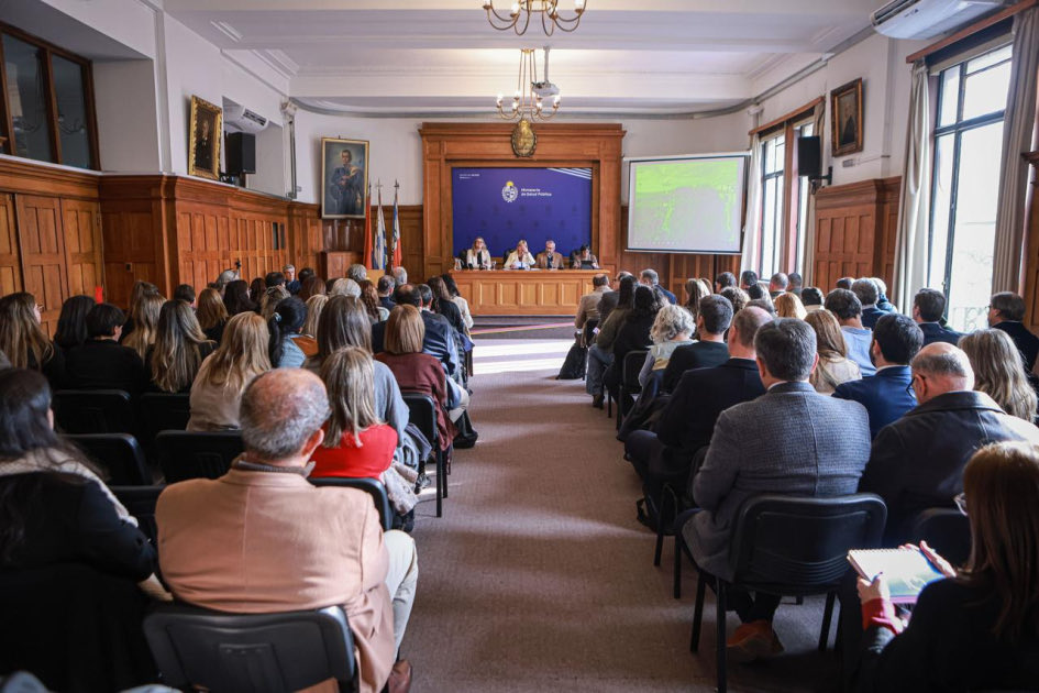 compresidencia's tweet photo. ⚕️ 💊 Uruguay construye hoja de ruta para mejorar acceso a tratamientos de alto costo.

ℹ️ El objetivo es consolidar una política de Estado en materia de acceso a procedimientos y medicamentos, que reduzca el volumen creciente de recursos de amparo.

📋 El @FNR_Uruguay cubre tratamientos de 45 patologías y financia 87 medicamentos.

🔗 https://t.co/ofiSBV3hB5