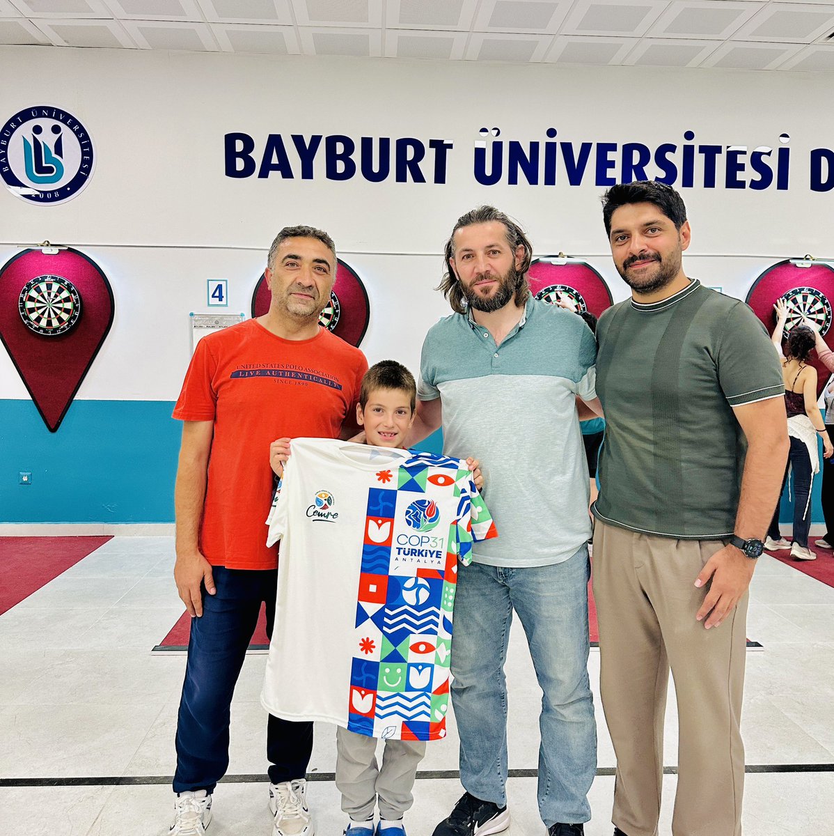 ismaildemir180's tweet photo. 🌍 #COP31 Rotasının İlk Durağı: Bayburt

Cemre Vakfı ve Bayburt Üniversitesi iş birliğiyle düzenlenen program kapsamında, İstanbul’dan ve Bayburt Üniversitesinin uluslararası öğrencilerinden oluşan misafirlerimize Bayburt’u tanıtmanın yanı sıra dart sporunu da tanıtma fırsatı bulduk. 🎯

Bu anlamlı programa katkı sunma imkânı sağlayan Bayburt Üniversitesi Rektörü Sn. Prof. Dr. Mutlu TÜRKMEN’e ve BAYÜ Spor Bilimleri Fakültesi Öğretim Üyesi Sn. Doç. Dr. Yunus Emre ÇİNGÖZ’e teşekkürlerimi arz ederim.

@Bayburtedu 
@MutluTurkmen 
@drmuratkul 
@cemrevakfi