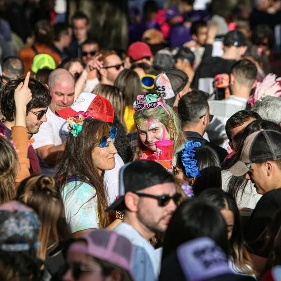 portalmvd's tweet photo. LA IM CAMBIÓ EL LUGAR DE LA FIESTA DE RECIBIMIENTO DE MÉDICOS Y YA NO SERÁ EN PARQUE BATLLE

La Intendencia de Montevideo no habilitó el Parque Batlle para la tradicional fiesta de recibimiento de los nuevos médicos. A menos de 20 días del evento, la celebración fue trasladada al Parque Rivera.

El cambio modifica la organización de una de las celebraciones universitarias más convocantes del año y genera preocupación entre los organizadores por el impacto en la logística, el traslado de los asistentes y la seguridad.

Contexto
La IM argumentó que la cantidad de nuevos médicos, junto con familiares y amigos, supera la capacidad del Parque Batlle. También tuvo en cuenta las quejas presentadas por vecinos de la zona.

La decisión afecta a los médicos que recibirán su título en 2026, a sus acompañantes, a los organizadores de la fiesta y a la Intendencia de Montevideo, responsable de autorizar el uso de los espacios públicos.

Testimonios
Desde la organización afirmaron que la decisión "no cayó bien" por la cercanía de la fecha. Además, señalaron que el nuevo lugar complica los traslados y advirtieron que, por el consumo de alcohol durante la celebración, aumenta el riesgo de que algunas personas intenten volver caminando hacia el Centro.

(+) en Montevideo Portal: https://t.co/WFDWxi2XUm