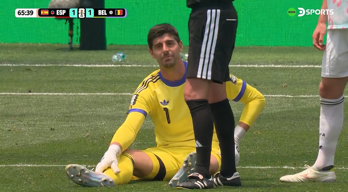 AdriRM33's tweet photo. Se ha roto Thibaut Courtois, esperemos que no sea nada grave.

Es increíble, que mala suerte 😡😡😡 https://t.co/NMBrZaSnR6