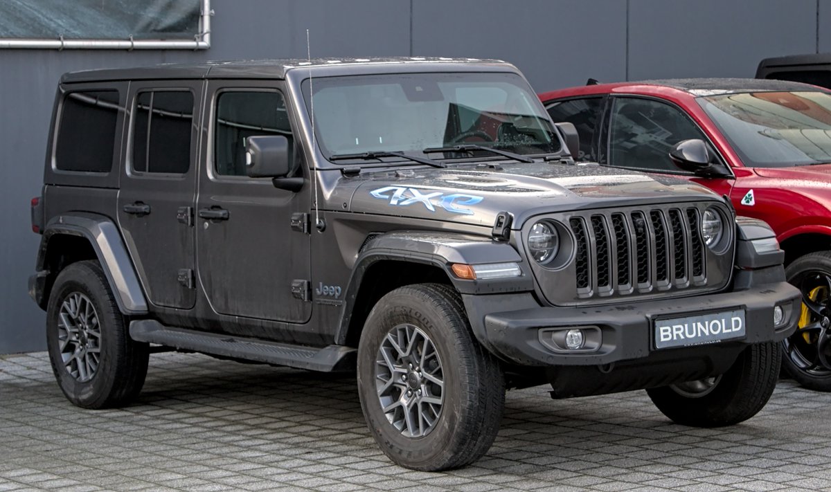 dr5alide's tweet photo. Just landed: a 2023 Jeep Wrangler Rubicon 4xe with only 6,000 miles. This Sarge Green hybrid has 375HP and 21 miles of EV range, plus the Rubicon's disconnecting sway bar and Rock-Trac 4x4.

#JeepWrangler #Rubicon4xe https://t.co/JdeFQ8aKes