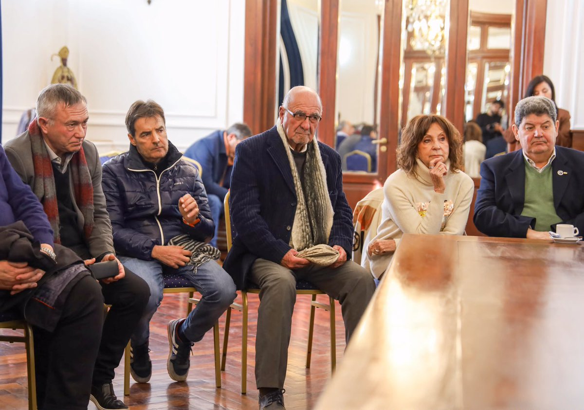 QuintelaRicardo's tweet photo. Creo en el diálogo como la mejor herramienta para construir soluciones. Hoy nos reunimos con representantes de las cámaras empresarias y comerciales de La Rioja para trabajar juntos frente a los desafíos que atraviesa el sector privado.
Avanzamos en una moratoria de Ingresos Brutos que facilite planes de pago y condone intereses, cuidando el empleo y la actividad económica.
También analizamos el impacto de los Chachos, que desde agosto inyectarán alrededor de $4.000 millones al circuito económico para fortalecer el consumo y acompañar a nuestros comercios.
Vamos a seguir tomando decisiones que cuiden el trabajo y acompañen el crecimiento de La Rioja.