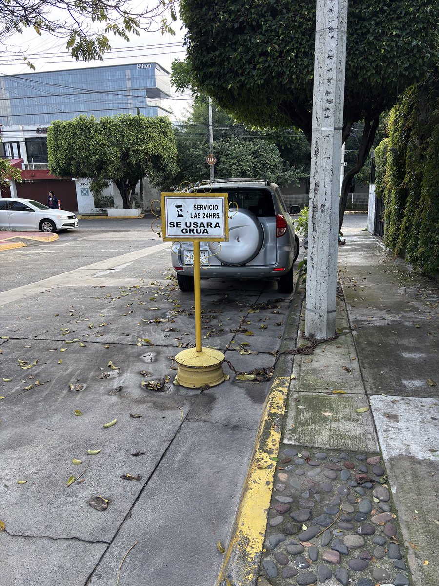 mjns1's tweet photo. Usar estos postes para apartar lugares es legal? Florencia y C. Asís en providencia @Trafico_ZMG  @GuadalajaraGob @ZapopanGob https://t.co/Xcwg8MYXDQ