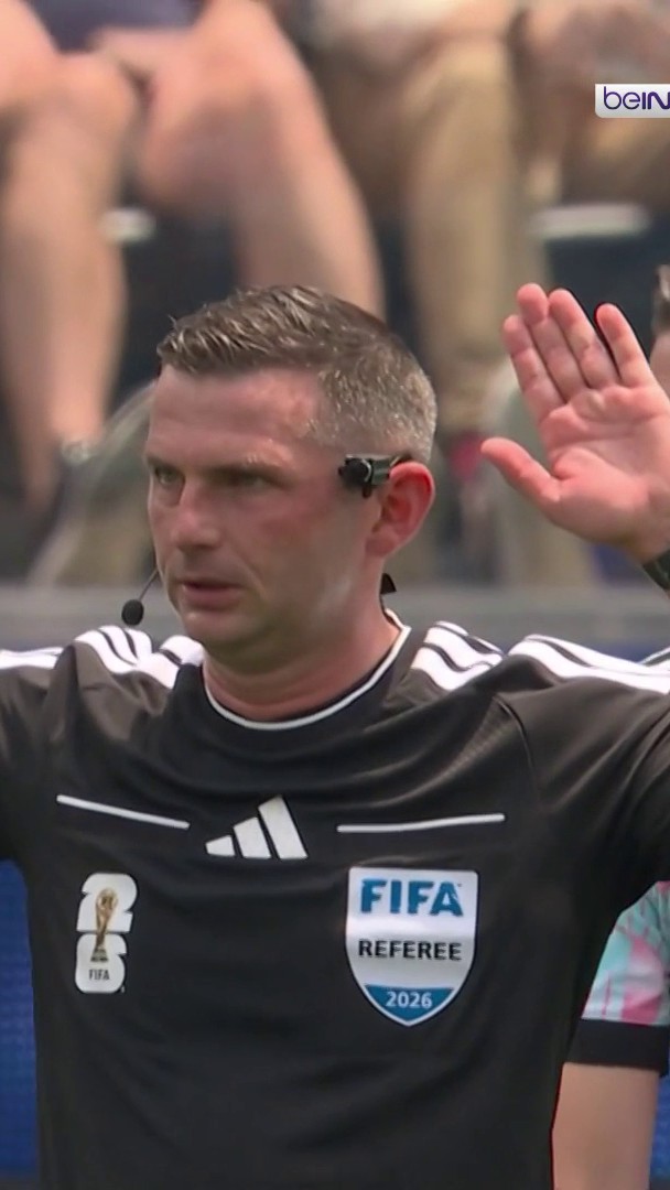 الحكم مايكل أوليفر يعتذر لداني أولمو بعد اصطدام غير مقصود بينهما. #كأس_العالم_مع_أوليه 
