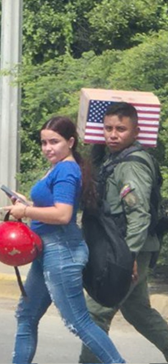 mv_negra2's tweet photo. Asi estará la situación en el PRANATO Úniformado que la Guardia Nacional salió a buscar ayuda humanitaria de los Estados Unidos @usembassyve Los Delincuentes trabajan hombro a hombro con ustedes?seguro esa caja es mejor que la bolsa del clap 
@hqrecargado 
@TerepaimaTere https://t.co/twmgMYcgOM