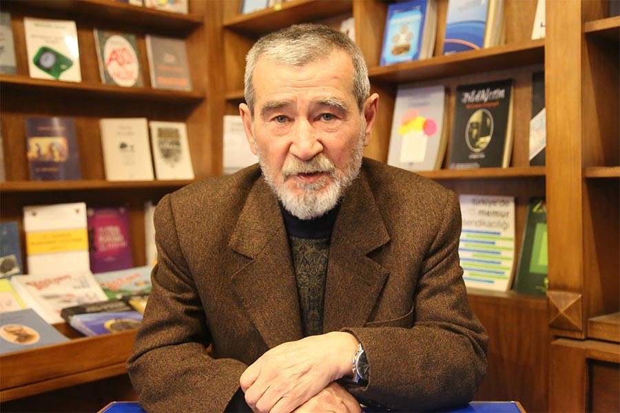 mexemetcane's tweet photo. Ankara Konur sokakta tanımıştım
Yine en son Konur sokakta karşılaşmış ve vedalaşmamızın akabinde birkaç gencin beni ünlü bir şaire benzetmesi beni güldürmüştü
 Ben bu duruma ‘Ahmet Telli etkisi’ demiştim
Demek şiirler gibi karakter de işliyormuş insana
Güle güle Ankara’nın abisi https://t.co/urueBE1Pwp