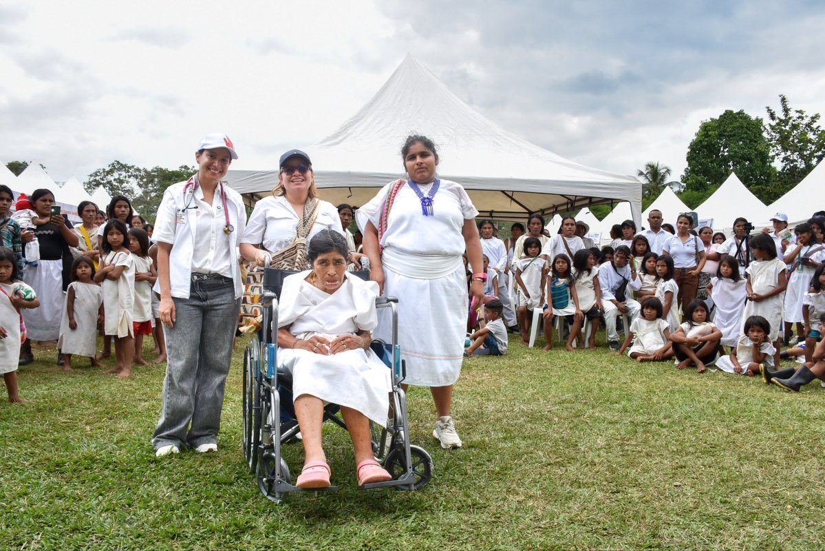 MagdalenaGober's tweet photo. En la primera Feria de la Equidad: Gobernadora @mmarguiguerra entregó silla de ruedas a matrona arhuaca.

Durante años, Edelmira Villafañe Rodríguez, una matrona arhuaca de más de 80 años y con movilidad reducida, no tuvo acceso a un elemento que le permitiera desplazarse… https://t.co/W2dpYw6ec6