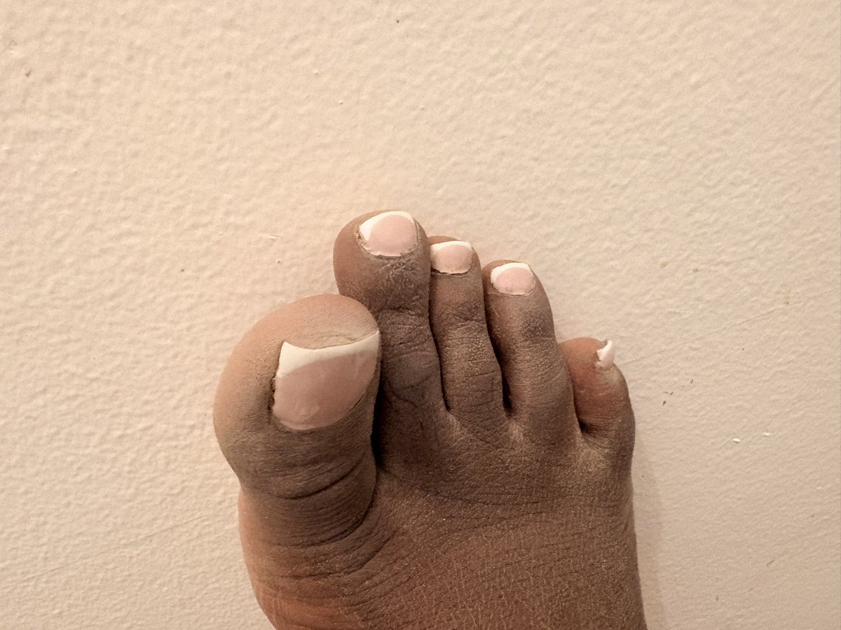 rtdeDViolette's tweet photo. J’ai du sable plein les doigts de pieds donc viens les nettoyer avec ta langue 👅💋 https://t.co/RVyxLrUJnP