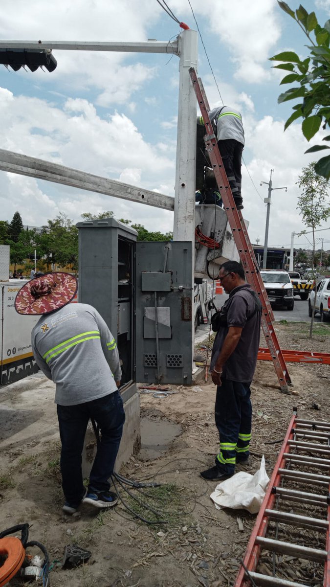 AgenciaAMIM's tweet photo. 🛠️🚦 ¡Reporte atendido!
📍 Periférico y Betania
Realizamos revisión y reparación; el sistema ya opera correctamente. Gracias por reportar. 🤝
#AMIM #SemaforosAMG https://t.co/eHVv3FJhCk