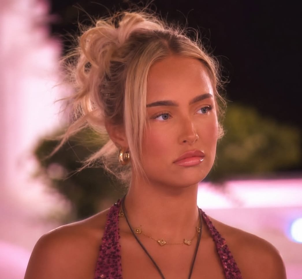 Hannah_Clarke94's tweet photo. Ellie is one of the best islanders we've ever had. She's been nice to everyone and has been genuine the entire time. It's horrible to see what Finley is doing to her. 

Can we just let her win by herself 
#LoveIslandUK #LoveIsland https://t.co/3dJ4uuDYmn