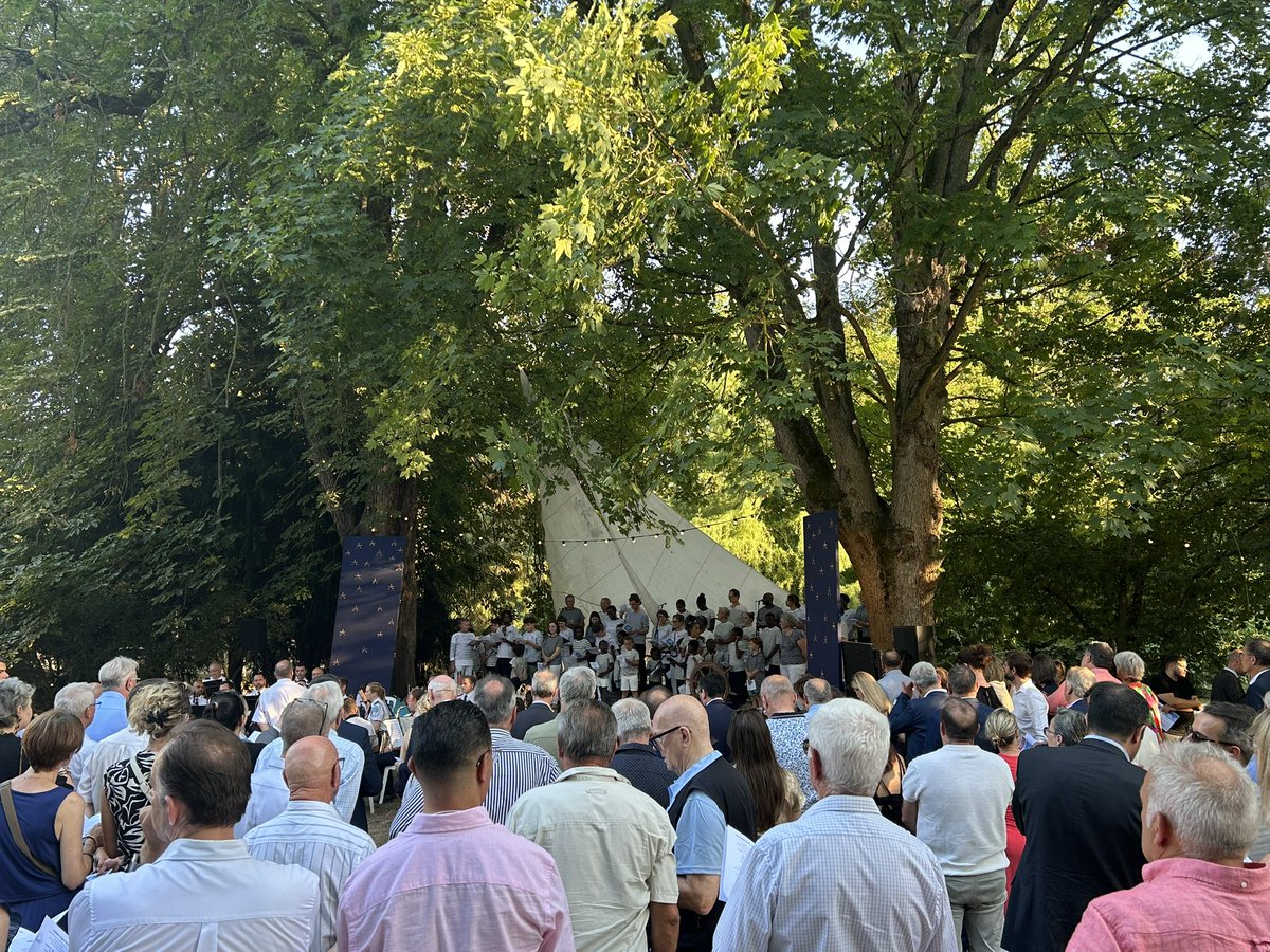 pierre_bedier's tweet photo. Magnifique chorale réunissant des jeunes de la Maison de l'Enfance des Yvelines, de la Fondation Droit d’Enfance et de l'association Maison Saint-Vincent de Saint-Germain-en-Laye, accompagnée des choristes de l'association Jubileo et de l'Orchestre départemental des @pompiers78. https://t.co/uoz0Ixhta9