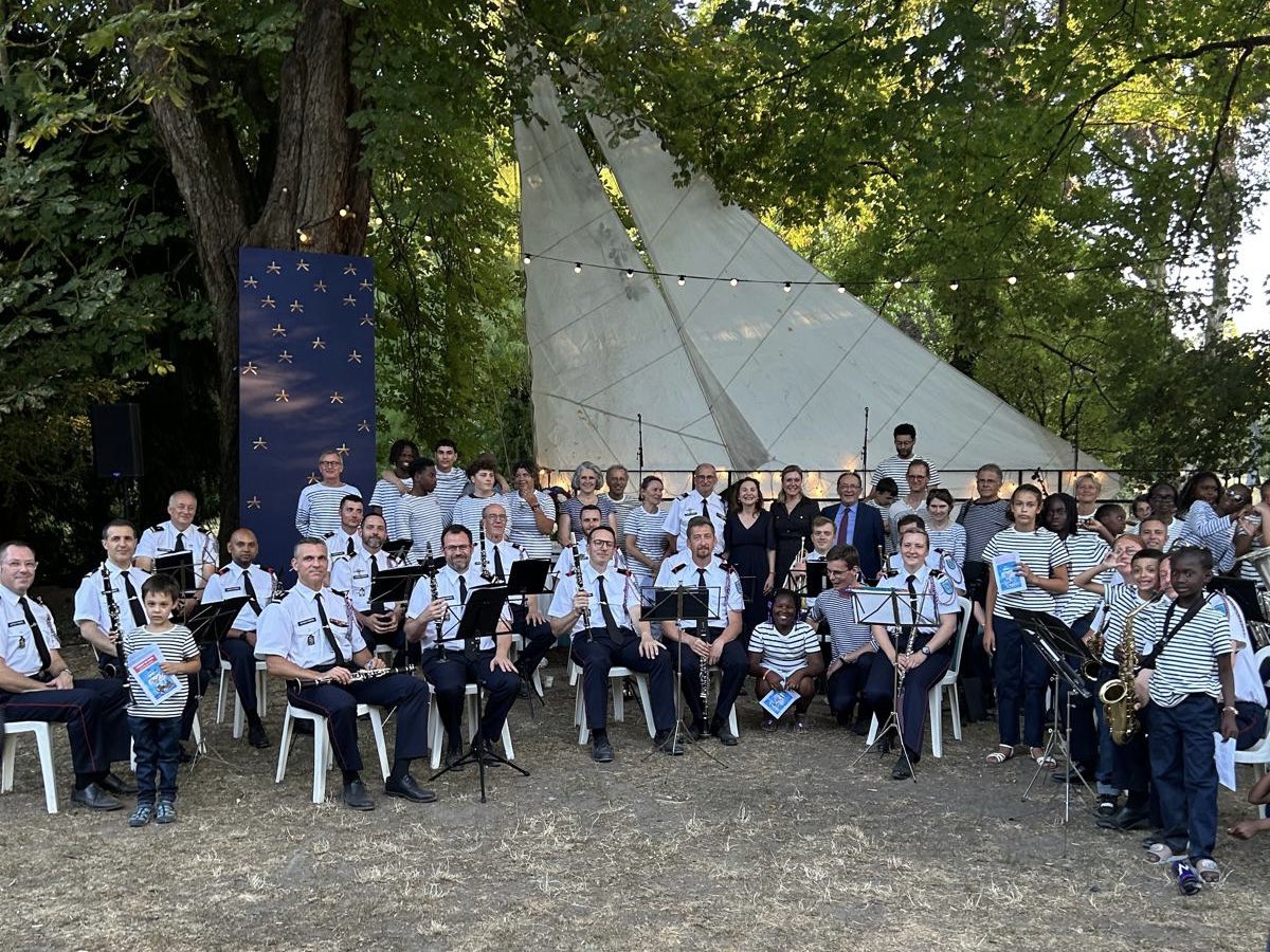 pierre_bedier's tweet photo. Magnifique chorale réunissant des jeunes de la Maison de l'Enfance des Yvelines, de la Fondation Droit d’Enfance et de l'association Maison Saint-Vincent de Saint-Germain-en-Laye, accompagnée des choristes de l'association Jubileo et de l'Orchestre départemental des @pompiers78. https://t.co/uoz0Ixhta9