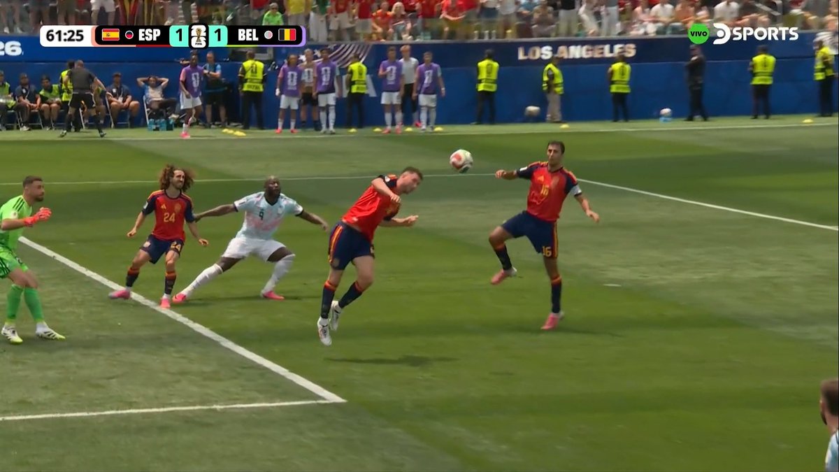 ArchivoVAR's tweet photo. ⁉️💥 ¿Es punible la mano de Rodri?

✅ 𝗡𝗢.

👉🏻 Laporte despeja el balón y, tras un primer impacto en su pecho, golpea en el brazo del español.

▪️ De nuevo, se trata de una mano que está muy lejos de ser punible. https://t.co/xKDT6mK4Jg
