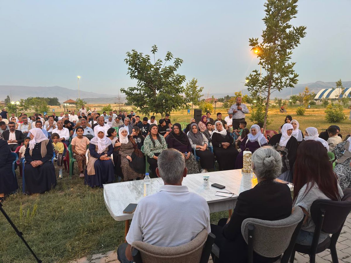 cigdemkilicgun's tweet photo. Çarçewaya têhetameyîsanê sarî de ma Muzeya Vîrardena Qetlîyamê Vartînîsî zîyaret kerde; ebe sarî ameyîme têhet, muhîmîya vengdayîsê 27ê Sibate ú awankerdisê aştîye sero qisey kerd. 

Qetlîyamo ke Vartînîs de virazîya têyna ju keye nê; estîya sarê kurdî hedef girewte. Kesê ke qetlîyam viraşt, kesê ke kerdoxan seveknenê, kesê ke dewa eşte mîyanê vîyartisê demî, kesê ke kerdoxan rê xelata bêcezayîye dano yo mereso armancanê xo yê tarîyan. 

***

Halk buluşmaları çerçevesinde Vartînîs Katliamı Hafıza Müzesi'ni ziyaret ettik; halkla bir araya geldik, 27 Şubat çağrısının önemi ve barışın inşası üzerine konuştuk. 

Vartînîs'te yaşanan katliam sadece bir aileyi değil; Kürt halkının varlığını hedef almıştır. Katliamı yapanlar ve failleri cezasızlıkla ödüllendirenler eşit ve özgür yaşam iradesini engelleyemeyecek.