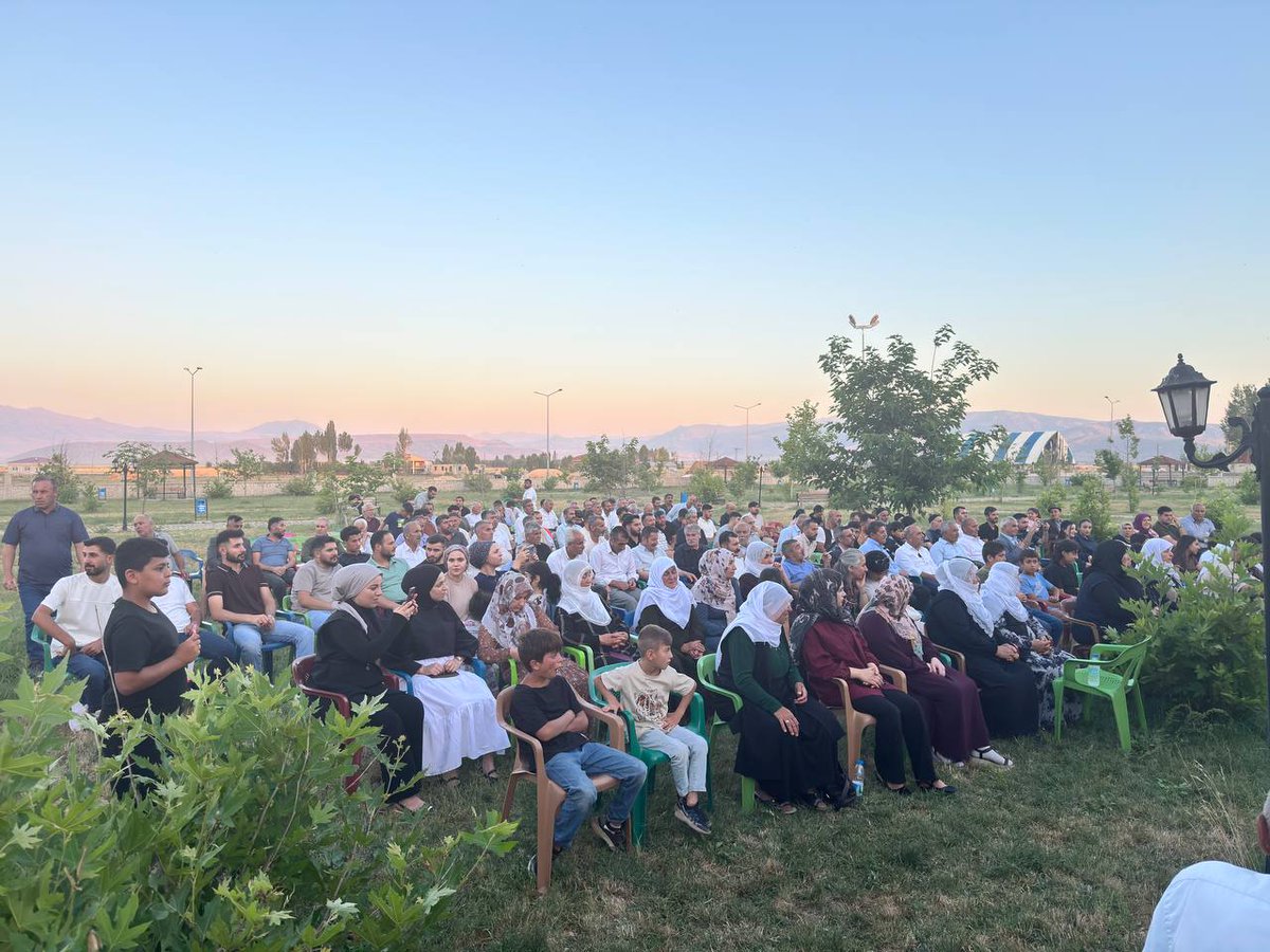 cigdemkilicgun's tweet photo. Çarçewaya têhetameyîsanê sarî de ma Muzeya Vîrardena Qetlîyamê Vartînîsî zîyaret kerde; ebe sarî ameyîme têhet, muhîmîya vengdayîsê 27ê Sibate ú awankerdisê aştîye sero qisey kerd. 

Qetlîyamo ke Vartînîs de virazîya têyna ju keye nê; estîya sarê kurdî hedef girewte. Kesê ke qetlîyam viraşt, kesê ke kerdoxan seveknenê, kesê ke dewa eşte mîyanê vîyartisê demî, kesê ke kerdoxan rê xelata bêcezayîye dano yo mereso armancanê xo yê tarîyan. 

***

Halk buluşmaları çerçevesinde Vartînîs Katliamı Hafıza Müzesi'ni ziyaret ettik; halkla bir araya geldik, 27 Şubat çağrısının önemi ve barışın inşası üzerine konuştuk. 

Vartînîs'te yaşanan katliam sadece bir aileyi değil; Kürt halkının varlığını hedef almıştır. Katliamı yapanlar ve failleri cezasızlıkla ödüllendirenler eşit ve özgür yaşam iradesini engelleyemeyecek.
