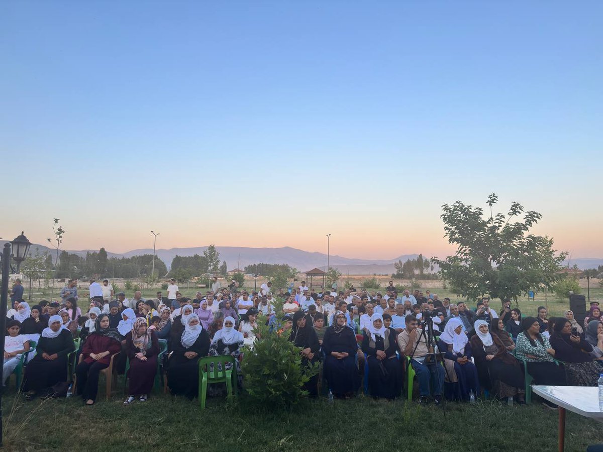 cigdemkilicgun's tweet photo. Çarçewaya têhetameyîsanê sarî de ma Muzeya Vîrardena Qetlîyamê Vartînîsî zîyaret kerde; ebe sarî ameyîme têhet, muhîmîya vengdayîsê 27ê Sibate ú awankerdisê aştîye sero qisey kerd. 

Qetlîyamo ke Vartînîs de virazîya têyna ju keye nê; estîya sarê kurdî hedef girewte. Kesê ke qetlîyam viraşt, kesê ke kerdoxan seveknenê, kesê ke dewa eşte mîyanê vîyartisê demî, kesê ke kerdoxan rê xelata bêcezayîye dano yo mereso armancanê xo yê tarîyan. 

***

Halk buluşmaları çerçevesinde Vartînîs Katliamı Hafıza Müzesi'ni ziyaret ettik; halkla bir araya geldik, 27 Şubat çağrısının önemi ve barışın inşası üzerine konuştuk. 

Vartînîs'te yaşanan katliam sadece bir aileyi değil; Kürt halkının varlığını hedef almıştır. Katliamı yapanlar ve failleri cezasızlıkla ödüllendirenler eşit ve özgür yaşam iradesini engelleyemeyecek.