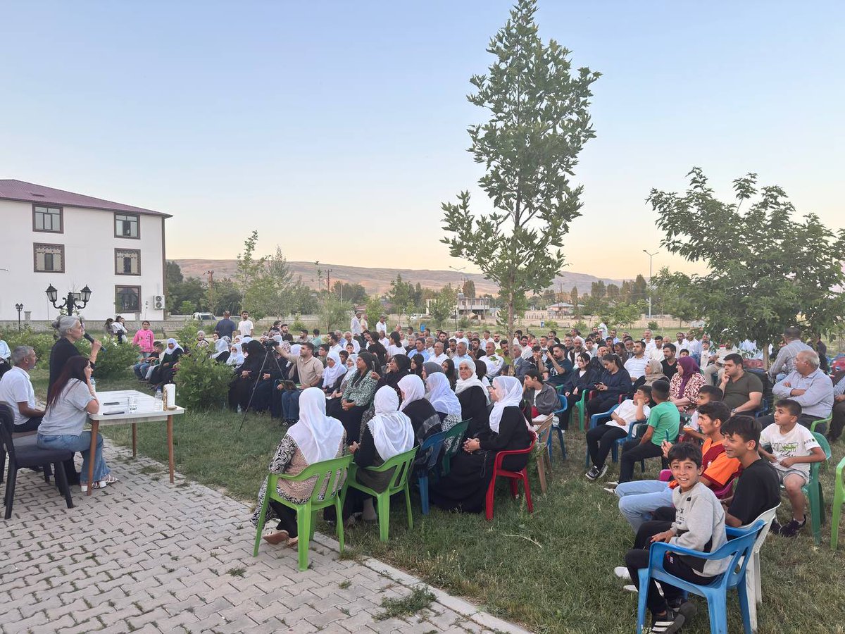 cigdemkilicgun's tweet photo. Çarçewaya têhetameyîsanê sarî de ma Muzeya Vîrardena Qetlîyamê Vartînîsî zîyaret kerde; ebe sarî ameyîme têhet, muhîmîya vengdayîsê 27ê Sibate ú awankerdisê aştîye sero qisey kerd. 

Qetlîyamo ke Vartînîs de virazîya têyna ju keye nê; estîya sarê kurdî hedef girewte. Kesê ke qetlîyam viraşt, kesê ke kerdoxan seveknenê, kesê ke dewa eşte mîyanê vîyartisê demî, kesê ke kerdoxan rê xelata bêcezayîye dano yo mereso armancanê xo yê tarîyan. 

***

Halk buluşmaları çerçevesinde Vartînîs Katliamı Hafıza Müzesi'ni ziyaret ettik; halkla bir araya geldik, 27 Şubat çağrısının önemi ve barışın inşası üzerine konuştuk. 

Vartînîs'te yaşanan katliam sadece bir aileyi değil; Kürt halkının varlığını hedef almıştır. Katliamı yapanlar ve failleri cezasızlıkla ödüllendirenler eşit ve özgür yaşam iradesini engelleyemeyecek.