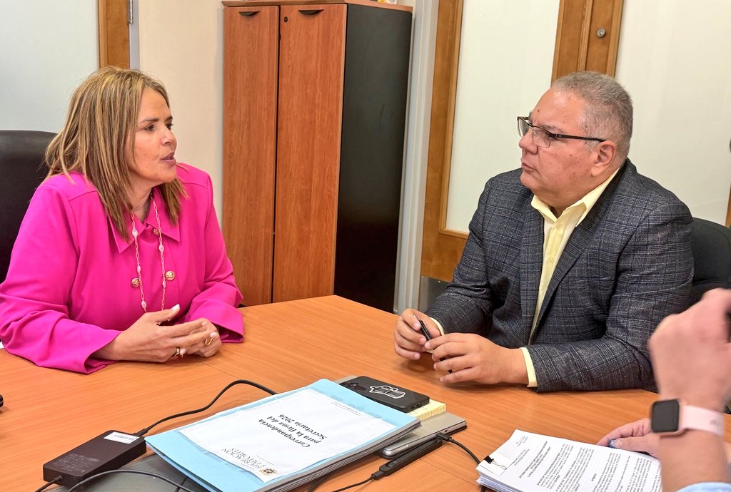 VazquezMuniz's tweet photo. #DRD
Convenio ✍️ de fondos federales Land and Water del Departamento del Interior entre el Departamento Recreación y Deportes y el municipio Canóvanas 🤗 https://t.co/EDSLbvWWYX