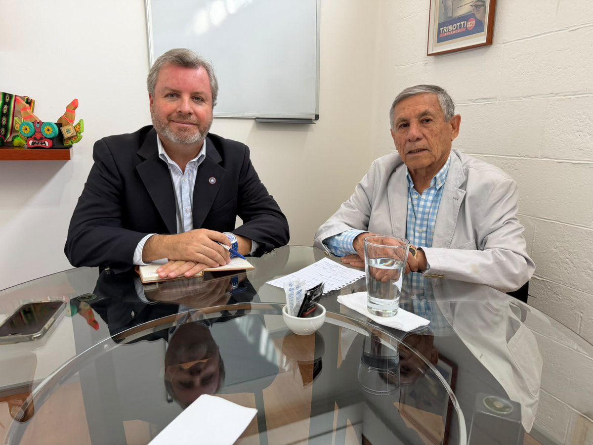 RenzoTrisotti's tweet photo. Seguimos trabajando por el desarrollo de Tarapacá junto a Rafael Montes, presidente de la Cámara de Comercio de Iquique. Abordamos prioridades como seguridad, el Centro Oncológico, la conectividad entre Huara y Colchane y proyectos estratégicos para el norte.🇨🇱 #Tarapacá #Iquique https://t.co/dEG06vDVyR