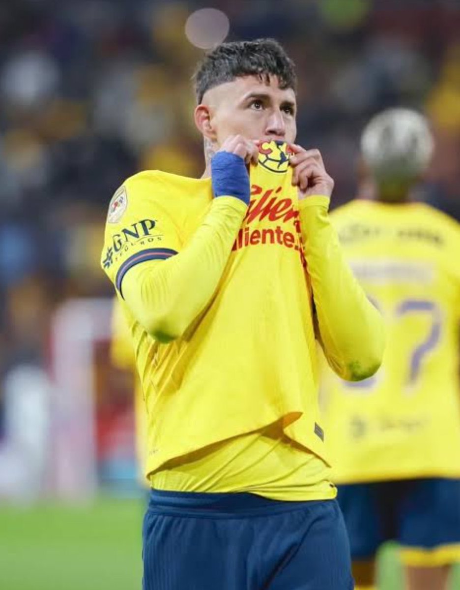 axlrocanlover's tweet photo. @PumasMX Cómo aman en c.u. a los exjugadores de su "odiado rival " 😂 https://t.co/HmcNyvv4BX