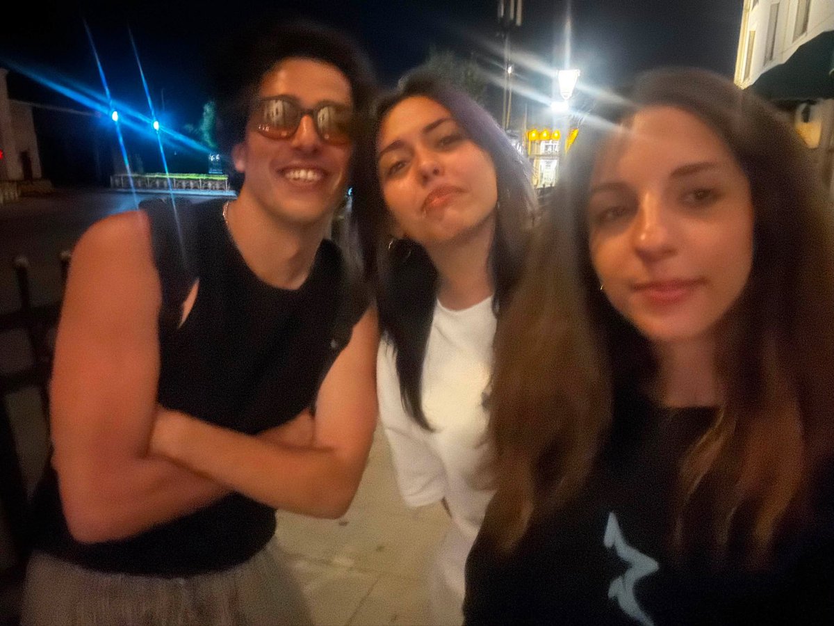 ihtvmps's tweet photo. artık bizde birileriyiz vapurunu kacıracak olmasına rağmen bizimle fotoğraf çekindi 
ahmet emre... of ahmet emreyi unut... uhud... hicret... of ahmet emre.. allahım yardım et... mekkeli müşrikler https://t.co/NTZWcj6Tp5