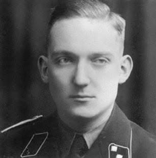 Darekbrzoza's tweet photo. "No i szambo się wylało. Jedwabne: twarz mordercy.
Znamy jego imię i nazwisko, datę urodzenia, stopień służbowy: Hermann Schaper, członek elitarnej jednostki SS (nr 3484). To jest sadysta z Jedwabnego. Ale to polskim mieszkańcom miasta przypisał oszust Gross autorstwo ohydnego mordu.
Akcją w Jedwabnem (i w innych miejscach kaźni) kierował komisarz kryminalny Haupsturmführer Hermann Schaper, ur. 12 sierpnia 1911 roku w Strassburgu, w https://t.co/2RS7jiAra4 jego, a nie bezimiennych Polaków, rozpoznali Chaja Finkelstein z Radziłowa i Izchak Feler z Tykocina. Haupsturmführer
Hermann Schaper złożył czytelny podpis pod swymi zbrodniami w Wiznej, Wąsoszy, Radziłowie, Jedwabnym, Łomży, Tykocinie , Rutkach, Piątnicy, Zambrowie i gdzie indziej. Niepowtarzalny jak odcisk palca. Schemat ten SS powielało na krwawym szlaku od Bałtyku po Morze Czarne. Dlaczego obarczają za tę zbrodnię Polaków? Nie, to nie tyle polakożerstwo (mieszkańcy Jedwabnego to w sporej części szlachta zagrodowa, patriotyczna, o ugruntowanym światopoglądzie narodowym, ofiara sowieckiej okupacji) co przygotowanie pola pod przyszłe żądania odszkodowawcze. Niedoczekanie, drobni oszuści za wielkie pieniądze."
za Bracia Polscy, Arianie