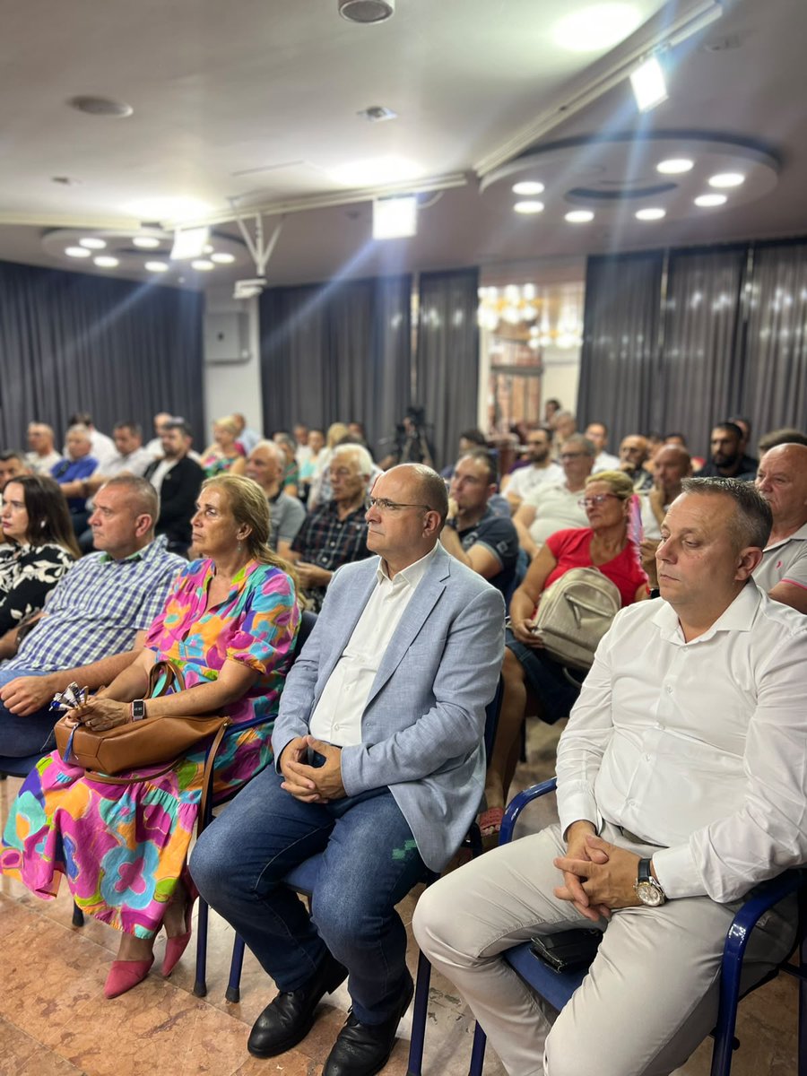 NarodniPokretS's tweet photo. Kako da Srbija postane zemlja u kojoj se od svog rada može živeti dostojanstveno? Odgovor nudimo kroz program „Srbija sutra“ - plan za razvoj privrede, veće zarade, podršku domaćoj privredi i stvaranje uslova da mladi svoju budućnost grade u Srbiji. https://t.co/LpRx7EGpMC
