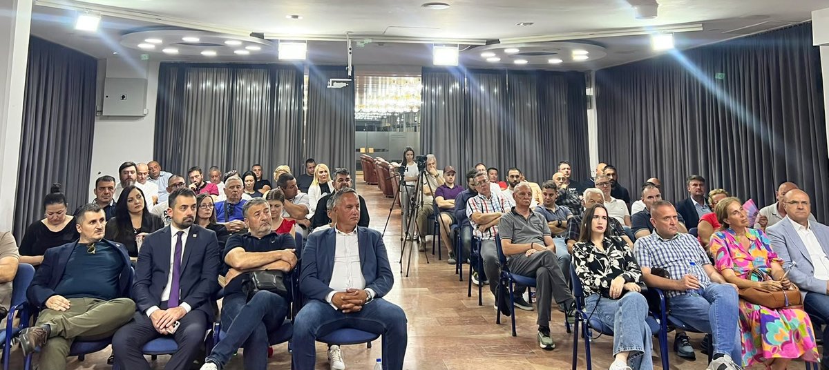 NarodniPokretS's tweet photo. Kako da Srbija postane zemlja u kojoj se od svog rada može živeti dostojanstveno? Odgovor nudimo kroz program „Srbija sutra“ - plan za razvoj privrede, veće zarade, podršku domaćoj privredi i stvaranje uslova da mladi svoju budućnost grade u Srbiji. https://t.co/LpRx7EGpMC