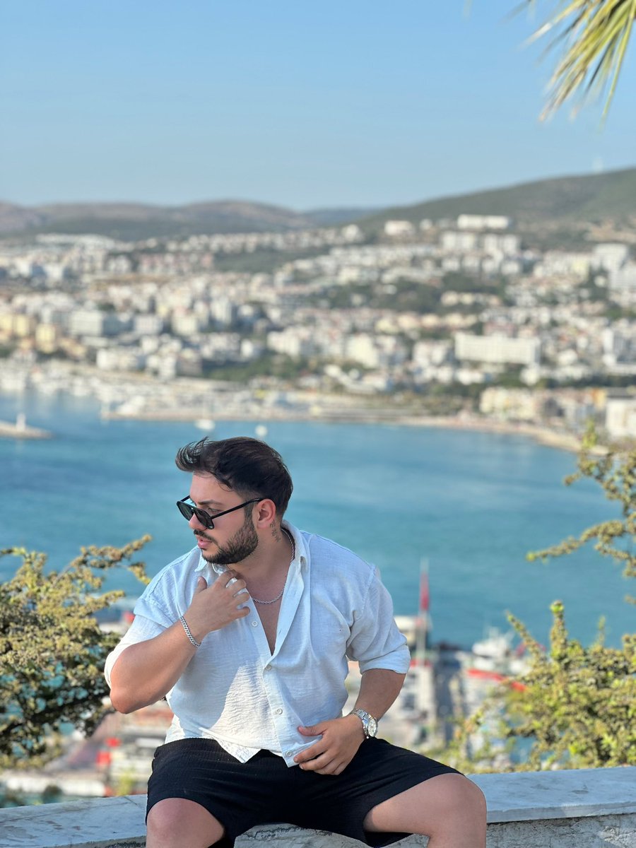 ulanburki's tweet photo. sağım da ki solum da ki ağaçları yeşillikleri siler misiniz yaa https://t.co/9kH3gsBBrD