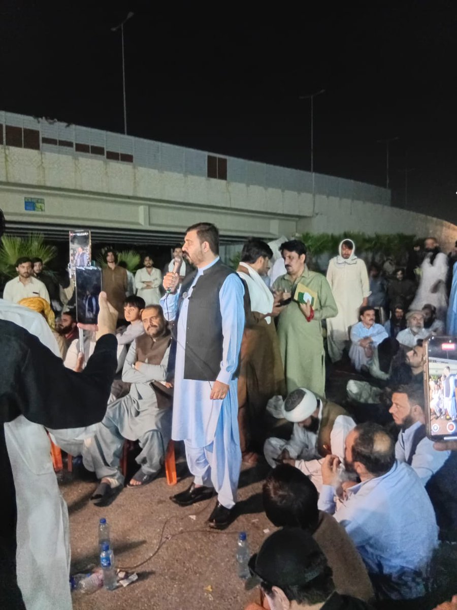 MeFixerr's tweet photo. مانگی شہداء دھرنے میں سالار کاکڑ کی شرکت اور خطاب۔ بلوچستان کی مظلوم و محروم عوام کےلیے جان و مال کی حفاظت اور علاقے میں امن چاہتے ہیں۔ https://t.co/iNTNFFwbQq