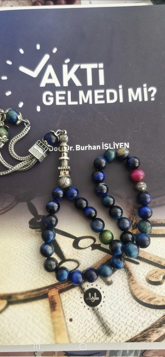 b_onuk's tweet photo. Babam Hak'ka yürüdü ! Rabbim mekanını cennet etsin. Masasının üstünde son almış olduğu ve okuduğu kitap @IsliyenDr Hoca'mızın " Vakti Gelmedi Mi ? " kitabı oldu. Üstünde de #Medine'den hediye aldığımız tesbih. Çok duygu yüklüyüm. Dualarınızı bekliyorum. https://t.co/4Cr8hPvdVD