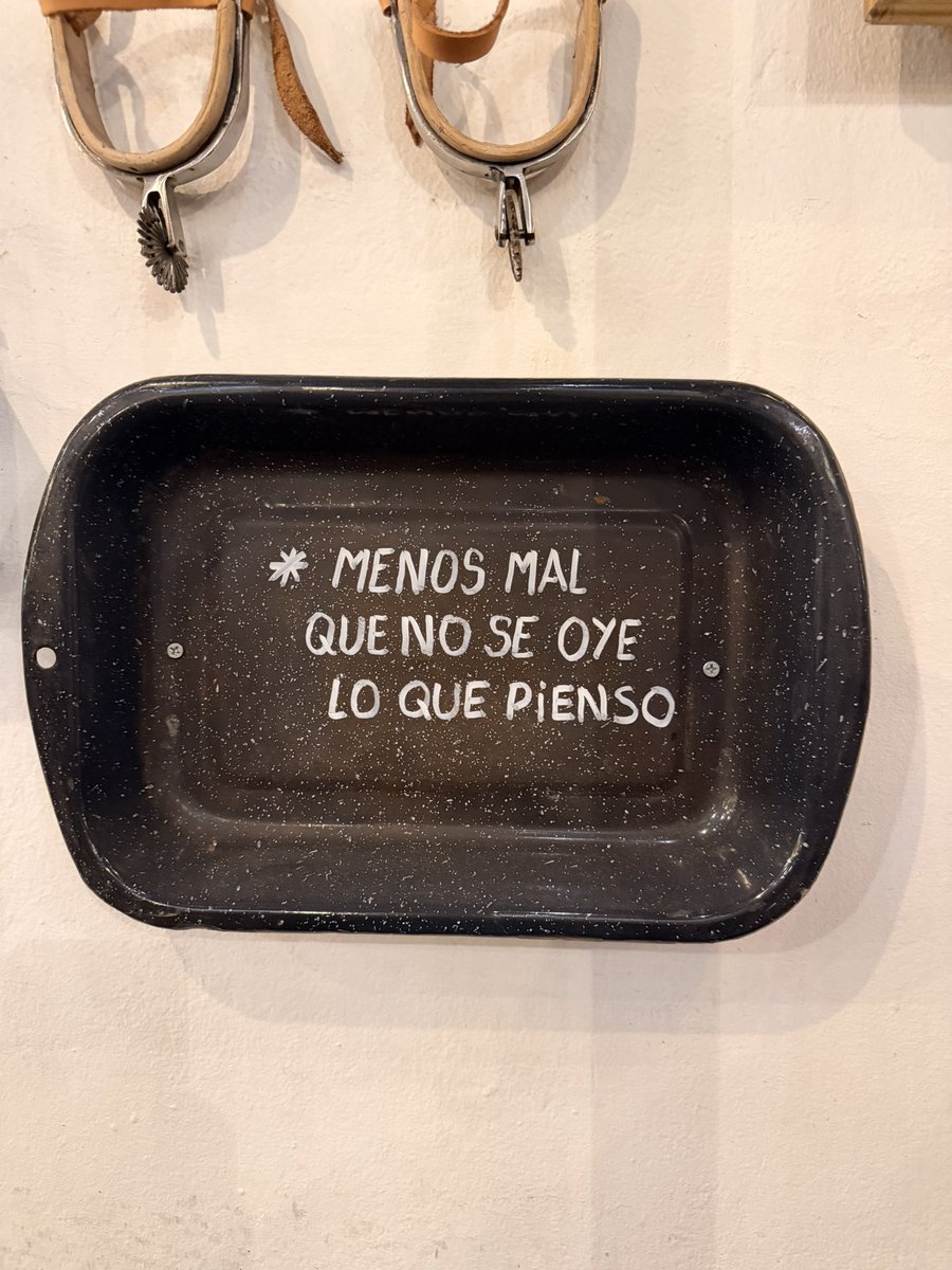 vampinthepit's tweet photo. Me trajeron a comer y ya me cure. https://t.co/E3SLtTwVZq