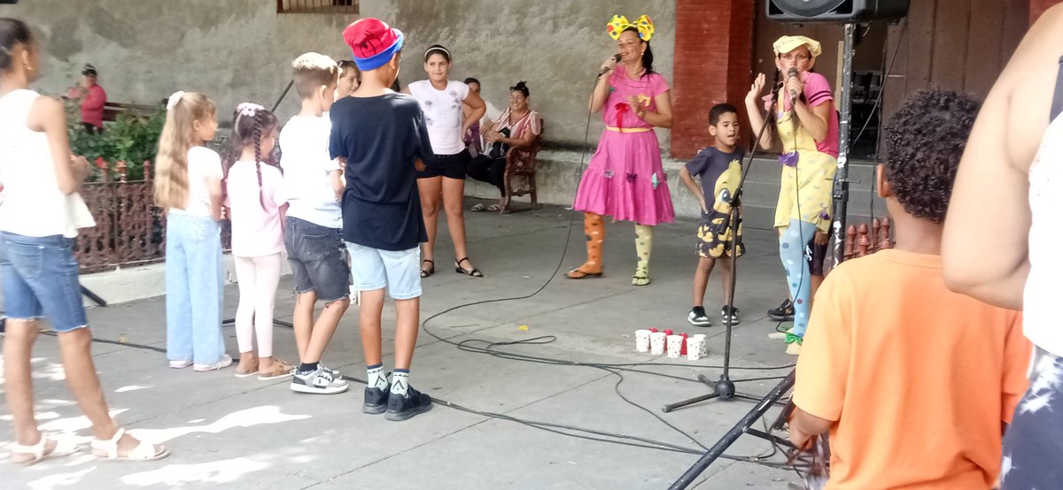 gom24594's tweet photo. Fiesta en el Barrio desde el Parque Central en #MiSantoDomingoCuba ...

La Brigada Instructores de Arte José Martí y la Unión de Jóvenes Comunista se unieron esta mañana para juntos jugar, bailar y pintar en este #VeranoConMiGente #UJCCuba  #ujcsantodomingocuba #CubaViva #Cultura https://t.co/zdq1SxVNmA