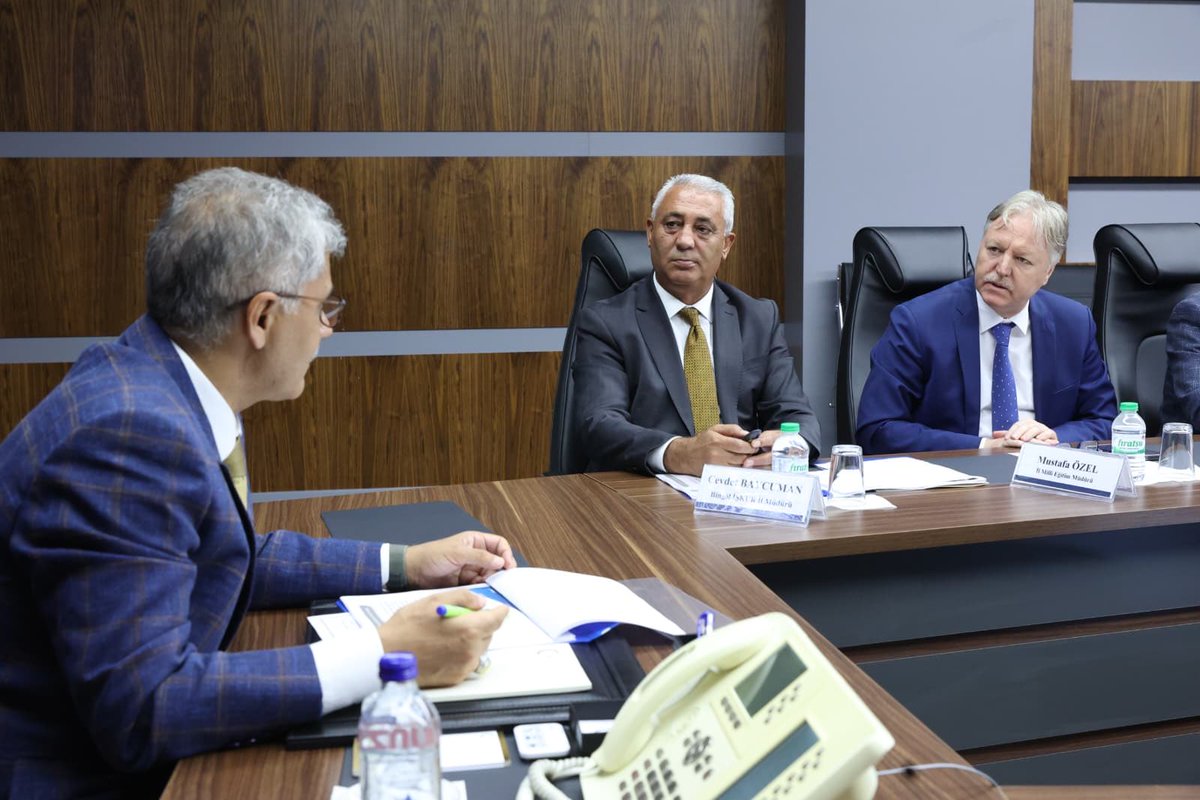 CevdetBaycuman's tweet photo. Bingöl Valimiz Sayın Cahit Çelik başkanlığında,Kurul üyelerinin katılımlarıyla 2026 Yılı 3. Dönem İl İstihdam ve Mesleki Eğitim Kurulu Toplantısı Valilik toplantı salonunda gerçekleştirildi. https://t.co/RaexCXsmdM