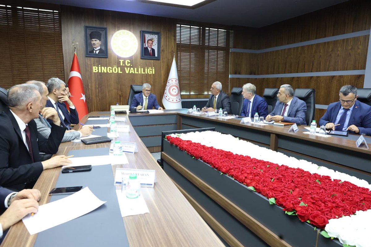 CevdetBaycuman's tweet photo. Bingöl Valimiz Sayın Cahit Çelik başkanlığında,Kurul üyelerinin katılımlarıyla 2026 Yılı 3. Dönem İl İstihdam ve Mesleki Eğitim Kurulu Toplantısı Valilik toplantı salonunda gerçekleştirildi. https://t.co/RaexCXsmdM