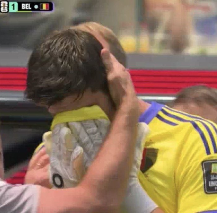 joserra_espn's tweet photo. ¡COURTOIS SE VA LLORANDO! 

El guardameta belga tuvo que abandonar el partido por lesión y salió entre lágrimas. Un durísimo golpe para Bélgica. 🇧🇪 https://t.co/IARJu8uhed