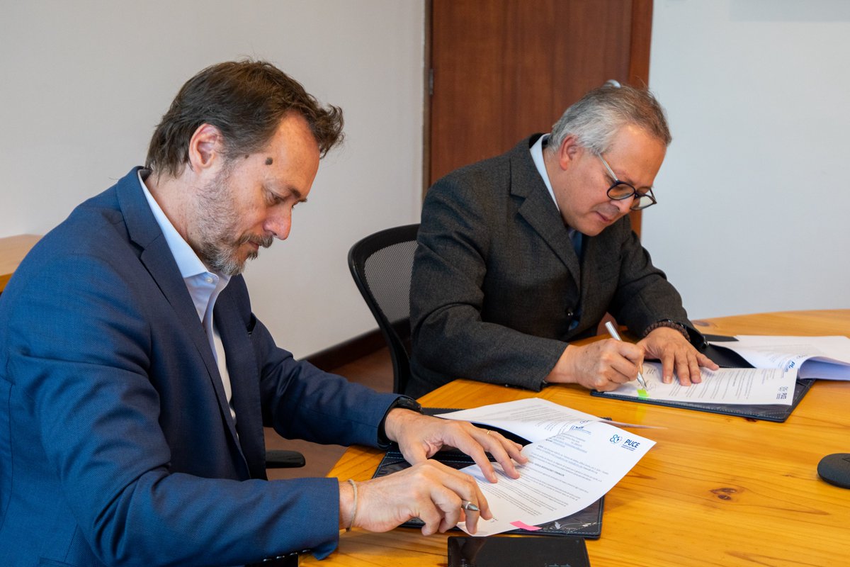 ACNUREcuador's tweet photo. La educación abre caminos hacia la inclusión. 🎓

Por eso, hoy firmamos un acuerdo con @PUCE_Ecuador para fortalecer el acceso de las y los refugiados a oportunidades educativas, servicios de asistencia jurídica, investigación y otros programas que promueven su integración en 🇪🇨. https://t.co/4jOd8Yo5n6