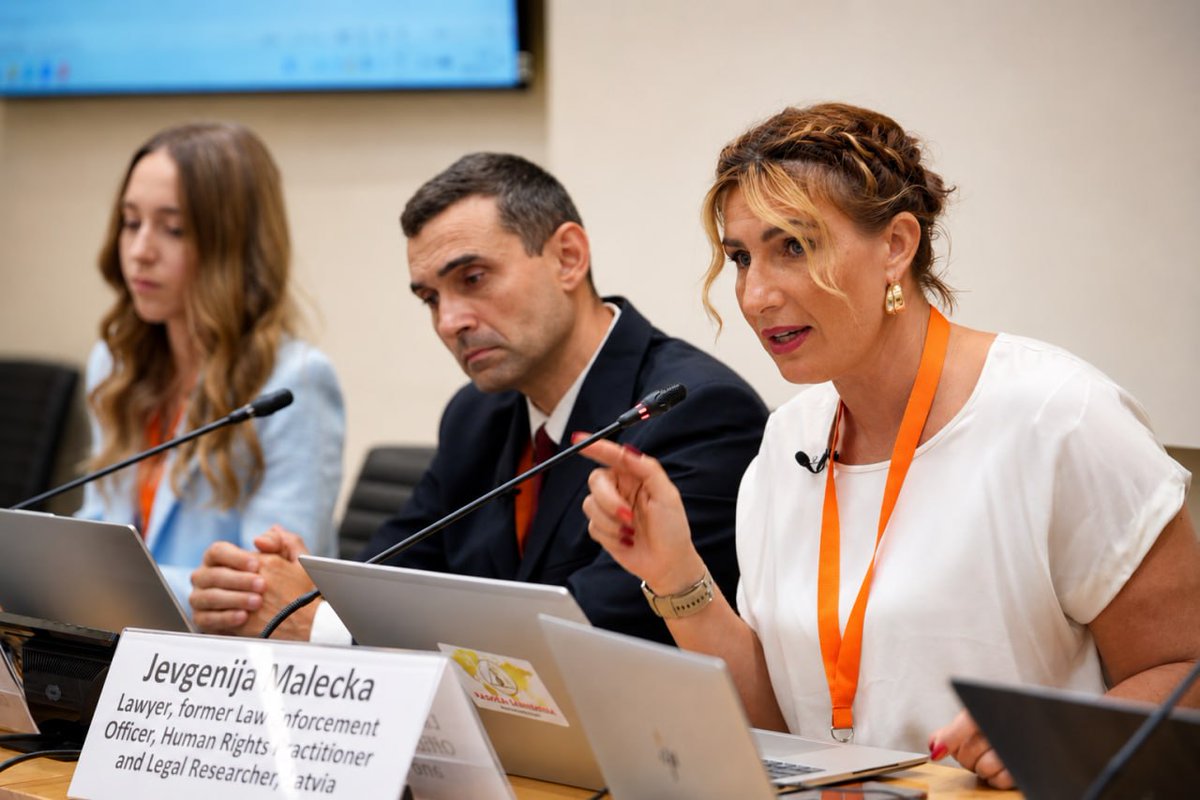 AllatraSweden's tweet photo. ALLATRA GRC lyfter tidiga varningssignaler om stigmatisering vid OSSE:s Human Dimension Meeting i Wien

Den 29–30 juni 2026 samlade OSSE (OSCE) Supplementary Human Dimension Meeting i Wien representanter för deltagande stater, internationella organisationer, experter och civilsamhället för att diskutera förebyggande av tortyr och annan grym, omänsklig eller förnedrande behandling.

Som en del av OSSE officiella program för sidoevenemang arrangerade ALLATRA seminariet "From Stigmatization to Ill-Treatment: Lessons from Russia and Beyond, Early Warning Signs, Human Dignity, and Prevention of Abuse", där experter från ALLATRA Global Research Center (GRC) presenterade ett perspektiv på tidig identifiering av risker kopplade till stigmatisering och skyddet av mänskliga rättigheter.

Diskussionen fokuserade på ett ofta förbisett steg i den förebyggande processen: hur samordnad stigmatisering, avhumaniserande narrativ och långvariga desinformationskampanjer gradvis kan påverka den allmänna opinionen, normalisera fientlighet och skapa förutsättningar där diskriminering, institutionella påtryckningar och kränkningar av mänskliga rättigheter blir mer sannolika.

Evenemanget samlade rättsvetare, människorättsexperter, representanter för civilsamhället samt ett vittne till förföljelse i Ryska federationen. Genom juridisk analys, människorättsexpertis och personliga vittnesmål belystes stigmatiseringens konsekvenser för de mänskliga rättigheterna.

Bland de ämnen som behandlades fanns:

• tidiga varningsindikatorer för stigmatisering
• gränsöverskridande förtryck (transnationell repression)
• avhumaniserande narrativs påverkan på demokratiska samhällen
• tillgång till rättvisa och lika deltagande
• praktiska metoder för att identifiera skadliga informationsmönster innan de eskalerar.

Under mötets plenarsession betonade Vladimir Ivanov, representant för ALLATRA GRC, att systematisk stigmatisering och avhumanisering bör uppmärksammas i större utsträckning som potentiella tidiga varningssignaler i arbetet med att förebygga tortyr och annan misshandel.

🔗 Läs hela pressmeddelandet:
https://t.co/j9gU89jWur

#ALLATRA #ALLATRAGRC #OSSE #OSCE #MänskligaRättigheter #Stigmatisering #Desinformation #Demokrati #Wien #Rättsstat
