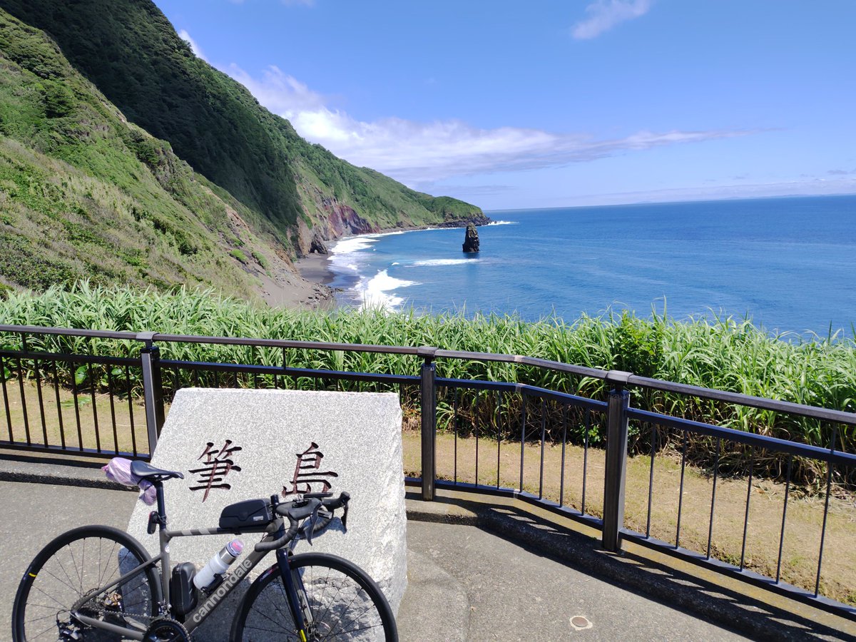 samzoku's tweet photo. オオイチ！
絶景ライドです。
前半は坂多めだけど・・
裏砂漠➤筆島➤波浮港見晴台➤地層大切断面（バームクーヘン）

＃ロードバイク
＃伊豆大島
＃オオイチ
＃裏砂漠
＃筆島
＃波浮港見晴台
＃地層大切断面
＃バームクーヘン https://t.co/F01BmwypYz