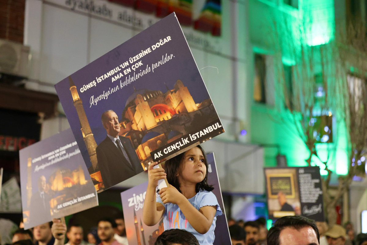 akpartiistanbul's tweet photo. Ayasofya; bu milletin hafızası, iradesi ve medeniyet iddiasının simgesidir.

Türkiye Yüzyılı’na, tarihini bilen, inancını yaşayan ve geleceği inşa eden gençlerle birlikte yürüyoruz.

Fetih ruhu yolumuzu, Ayasofya ise istikametimizi aydınlatmaya devam edecek. https://t.co/FkMBqz3p7W