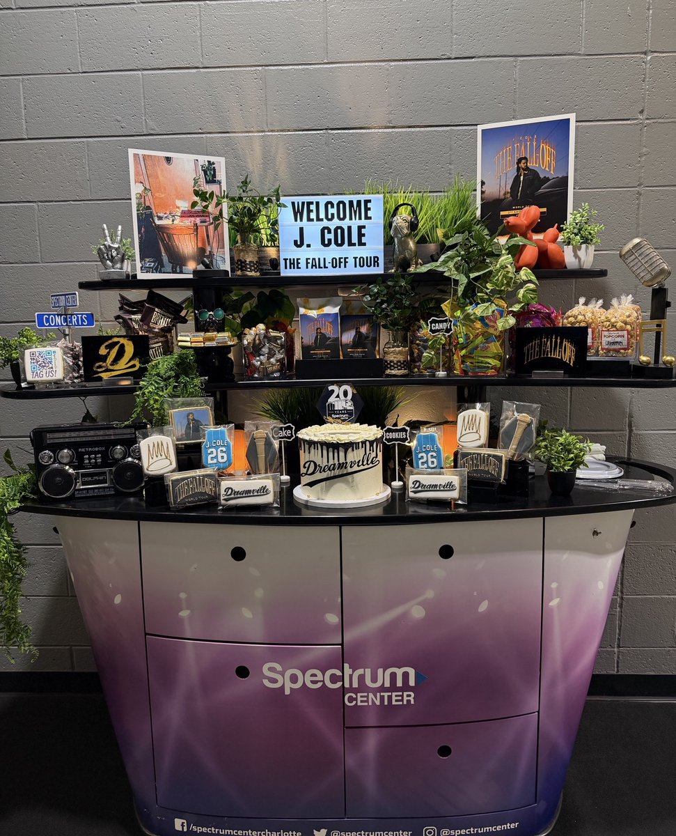 spectrumcenter's tweet photo. Good vibes, great music, and a few sweet treats to kick off the night @JColeNC. 🍬🍭

🍭 MTD Event Decor
🎂🍪 Cakes Infinity

#JCole #TheFallOffTour #SpectrumCenter20 https://t.co/k9IjgmbFk8