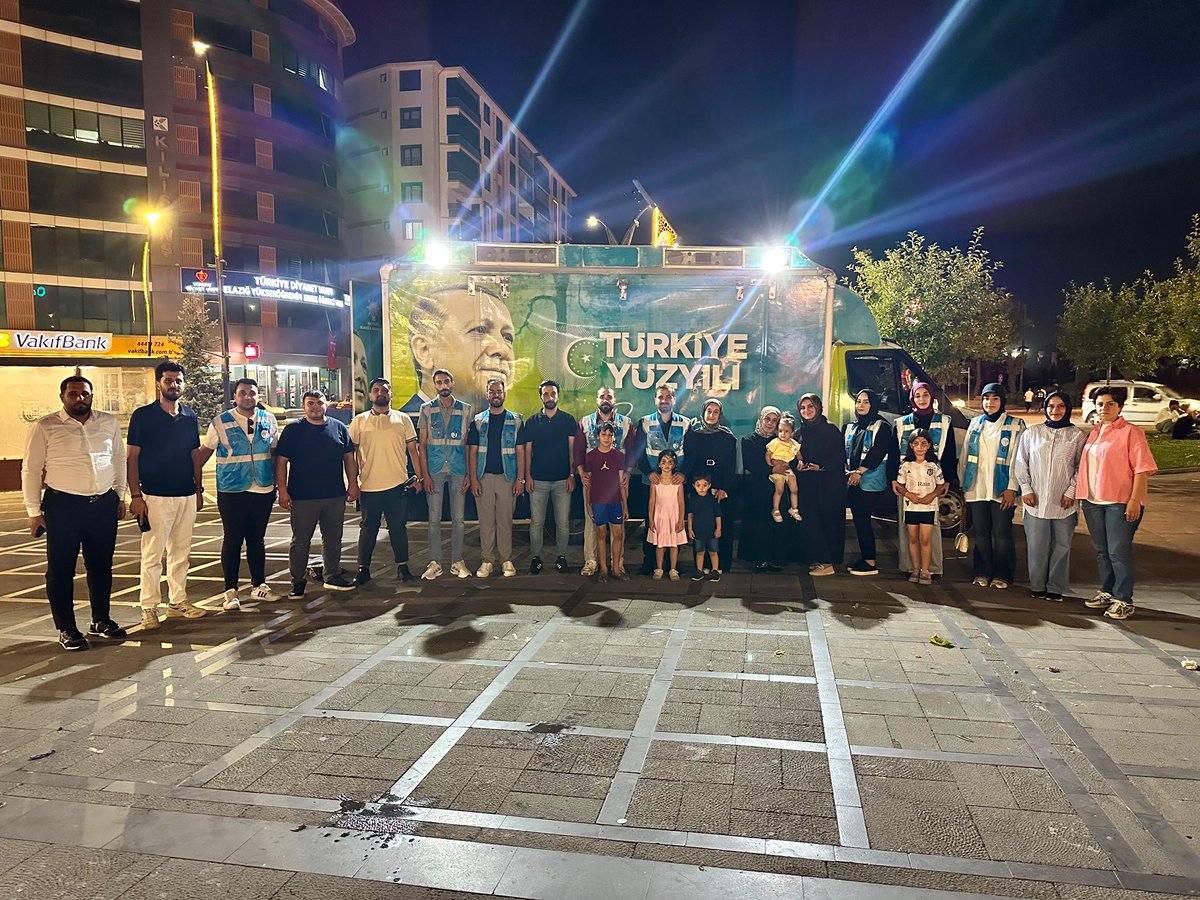 korayadsiz's tweet photo. 📍Cumhuriyet Meydanı / AK Nokta Mahallemizde 

Yürütme ve Yönetim kurulu üyelerimiz; “AK Nokta Mahallemizde” etkinliği kapsamında çocuklarımız ve gençlerimizle bir araya geldik.

Birbirinden eğlenceli aktiviteler, oyunlar ve sürprizlerle dolu programımızda çocuklarımızın mutluluğuna, gençlerimizin heyecanına ortak olduk.

Her anında hep yanında olmaya, gençlerimiz ve hemşehrilerimizle omuz omuza yürümeye devam edeceğiz.

@avyusufibis 
@osmannazlier 
@SamedTercan 
@isselmanoglu23