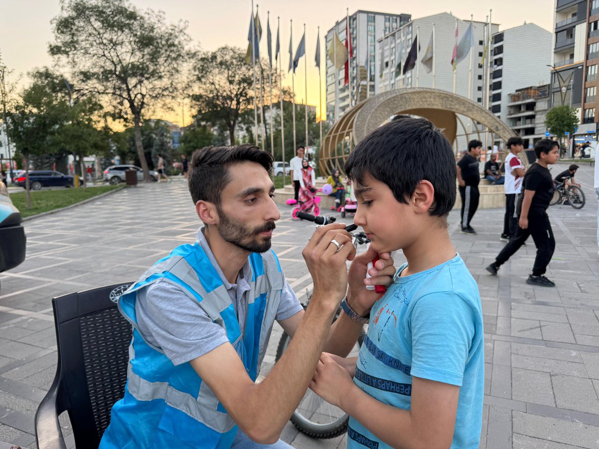 korayadsiz's tweet photo. 📍Cumhuriyet Meydanı / AK Nokta Mahallemizde 

Yürütme ve Yönetim kurulu üyelerimiz; “AK Nokta Mahallemizde” etkinliği kapsamında çocuklarımız ve gençlerimizle bir araya geldik.

Birbirinden eğlenceli aktiviteler, oyunlar ve sürprizlerle dolu programımızda çocuklarımızın mutluluğuna, gençlerimizin heyecanına ortak olduk.

Her anında hep yanında olmaya, gençlerimiz ve hemşehrilerimizle omuz omuza yürümeye devam edeceğiz.

@avyusufibis 
@osmannazlier 
@SamedTercan 
@isselmanoglu23