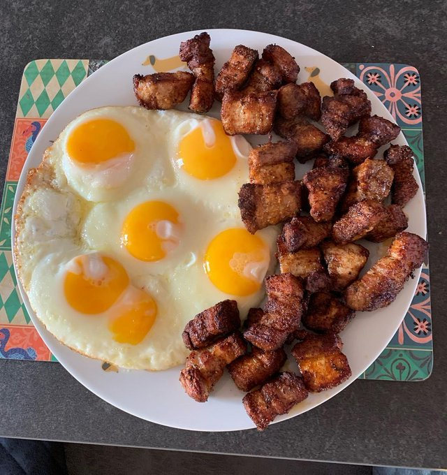 MZora0419's tweet photo. Si quieres ganar músculo más rápido, deja de obsesionarte con suplementos.

Las mayores ganancias suelen venir de combinar los alimentos correctos.

1. Huevos + carne. https://t.co/isPVcABTZv