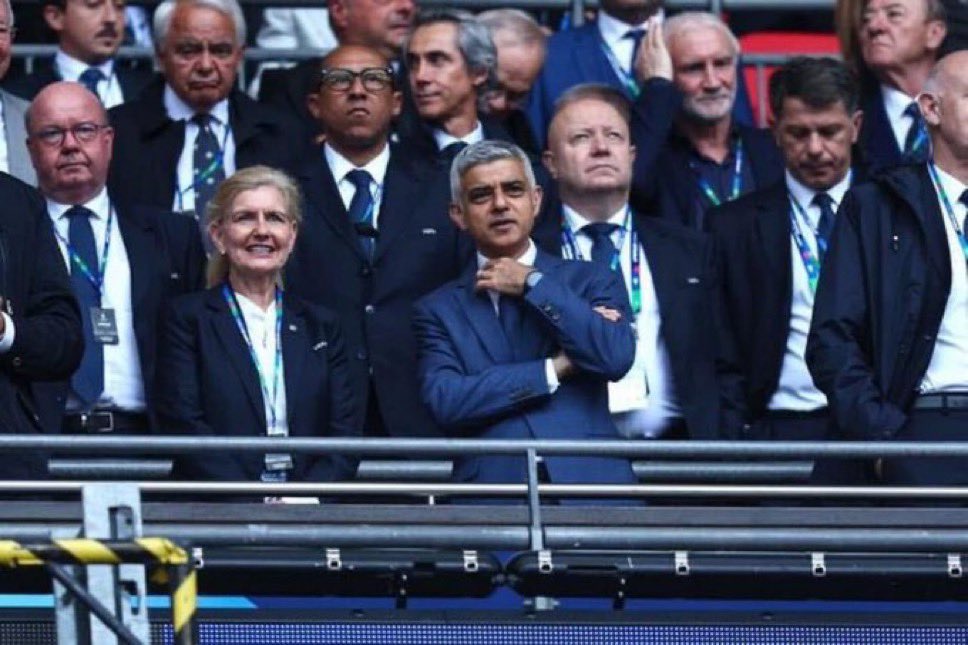 The_Forty_Four's tweet photo. Sadiq Khan has backed the idea of Premier League matches being played in the United States... 🇺🇸

Sadiq Khan: “Liverpool, the club I support as Mayor of London, are currently on tour in America.

“They have big fans in America. Why can’t those fans see a competitive game?” https://t.co/tRGli9upST