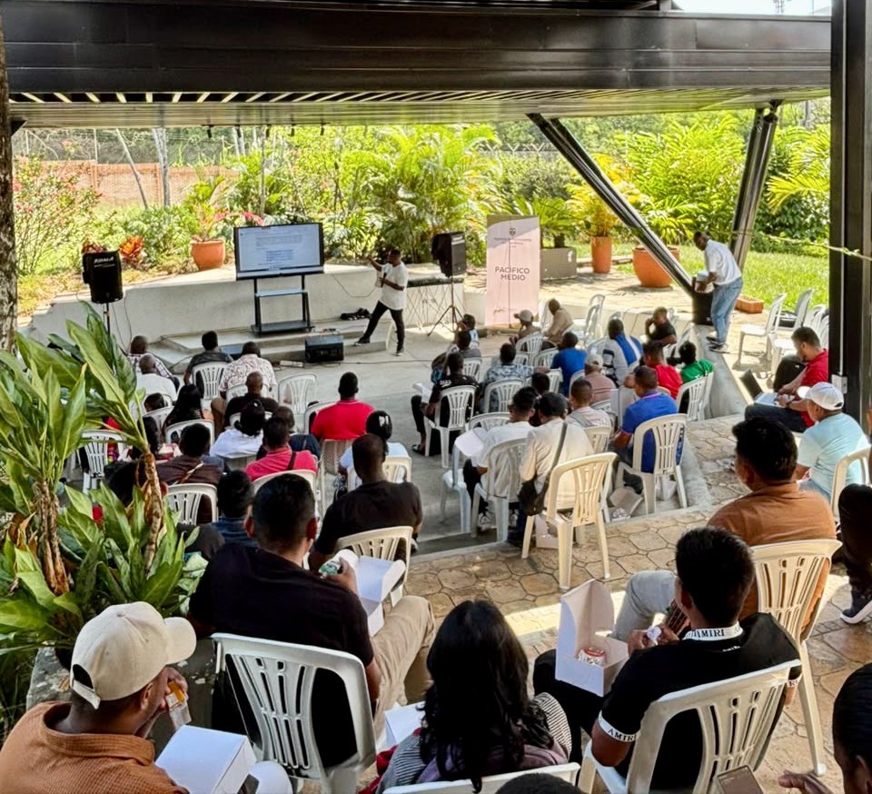 MisionONUCol's tweet photo. #Cali | En sesión del Mecanismo Especial de Consulta apoyamos seguimiento a la implementación del enfoque étnico en los #PDET y Planes de Acción para la Transformación Regional en Pacifico Medio. La participación de comunidades étnicas fortalece la #ReformaRuralIntegral. https://t.co/pRHL0lmqLA
