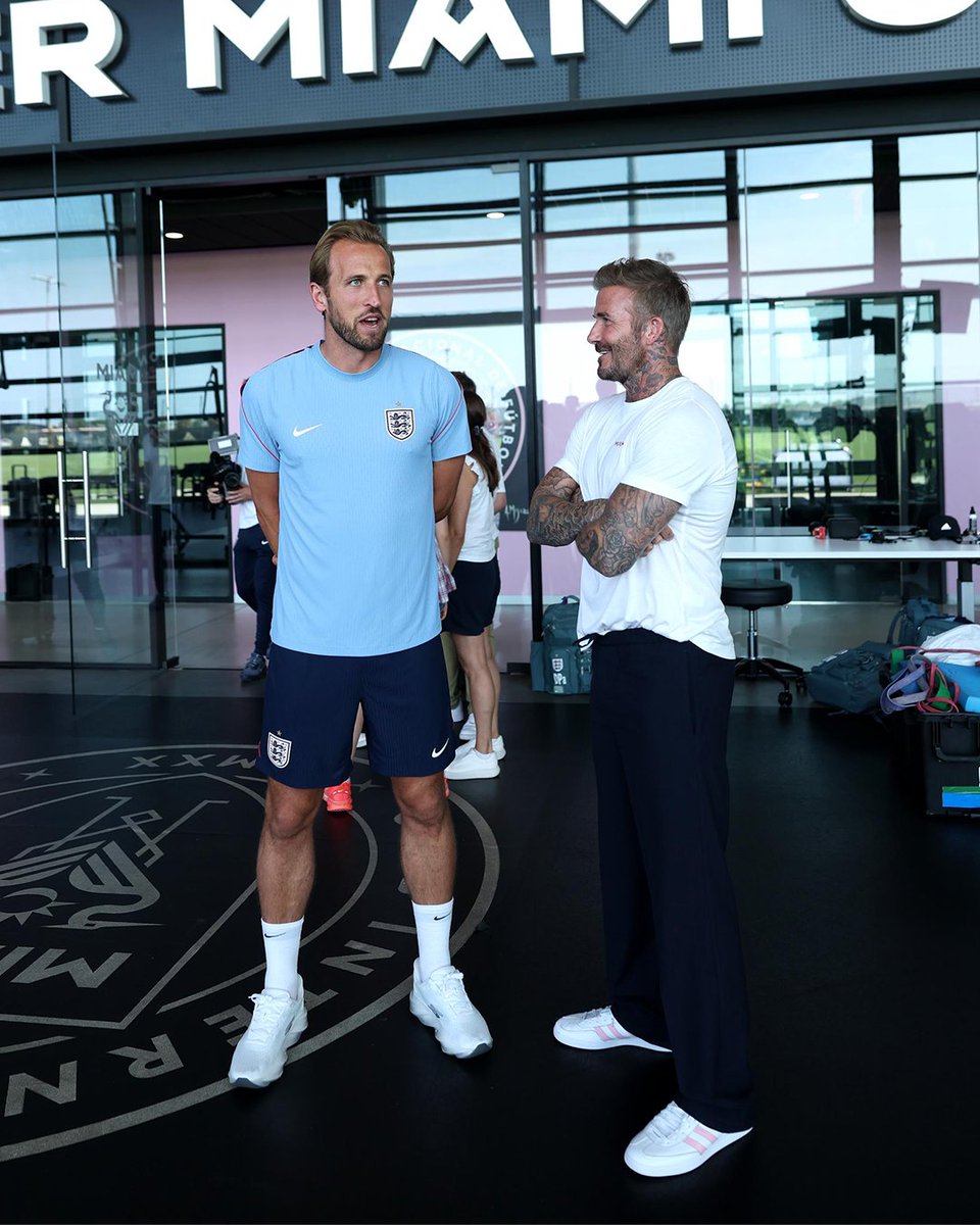 England's tweet photo. England legend Sir David Beckham joins us at training this afternoon in Miami 🏴󠁧󠁢󠁥󠁮󠁧󠁿

Good to see you, Sir David! 👋 https://t.co/QxaINkiKxH