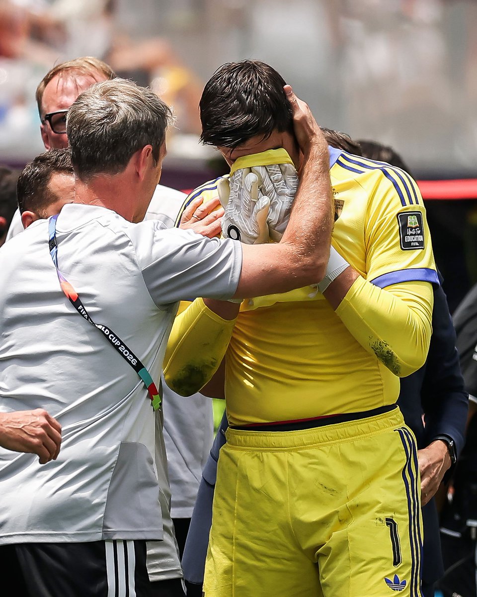 giraltpablo's tweet photo. 💔 El desconsuelo de Thibaut Courtois al dejar la cancha. https://t.co/faTHRgjFRU