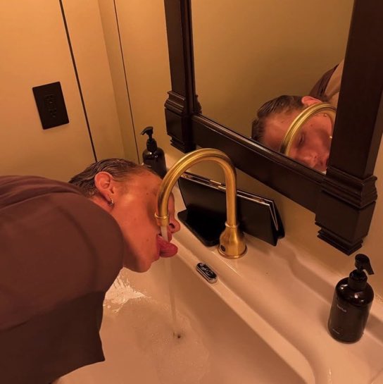 imposteraur's tweet photo. the buzziest thing someone ever posted since internet was invented https://t.co/RuKn9i3zCo